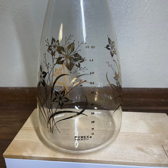 Vintage Pyrex Glass Juice Carafe Gold Floral Design 9.75" high 48oz - Picture 9 of 9